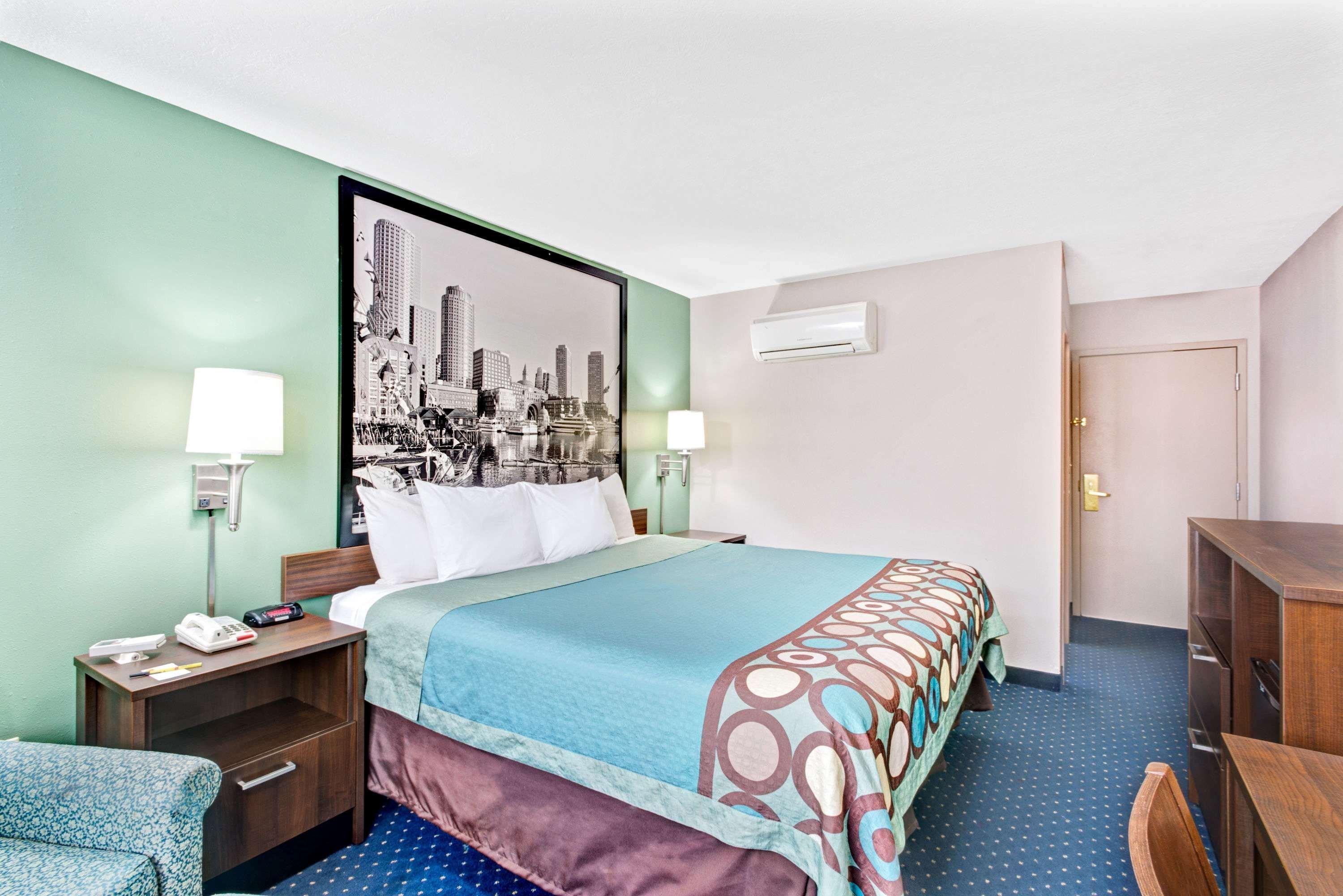 Super 8 By Wyndham Brockton Hotel Eksteriør billede